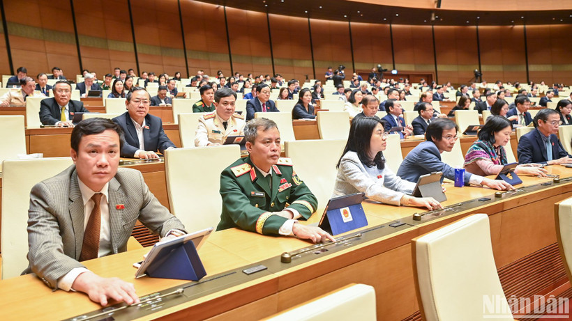 Đại biểu Quốc hội biểu quyết thông qua Nghị quyết về thí điểm một số cơ chế, chính sách đặc biệt tạo đột phá phát triển khoa học, công nghệ, đổi mới sáng tạo và chuyển đổi số quốc gia. (Ảnh: DUY LINH)