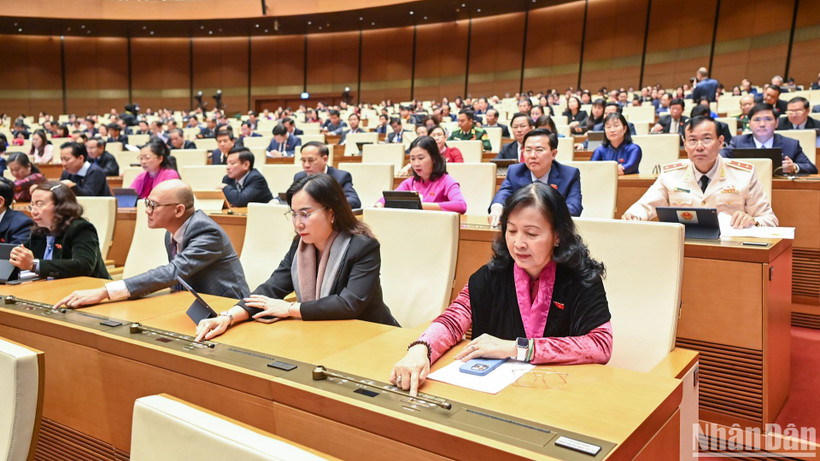 Đại biểu Quốc hội biểu quyết thông qua Nghị quyết về một số cơ chế, chính sách đặc biệt đầu tư xây dựng dự án điện hạt nhân Ninh Thuận. (Ảnh: DUY LINH)