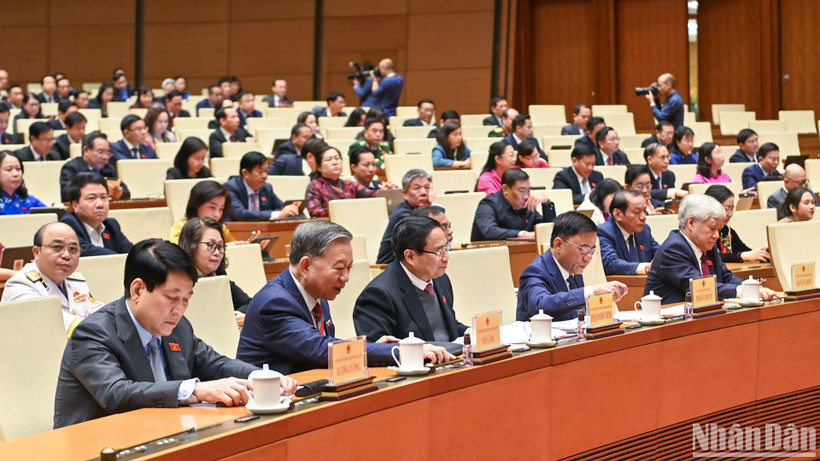 Các đại biểu Quốc hội biểu quyết thông qua Luật Ban hành văn bản quy phạm pháp luật (sửa đổi). (Ảnh: DUY LINH)