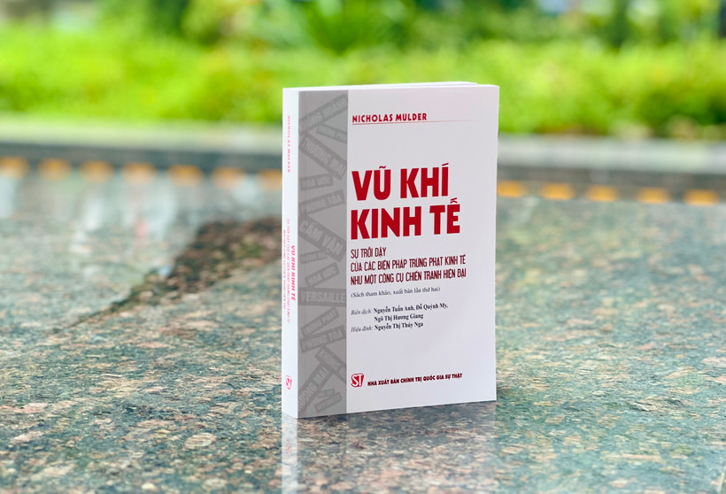 Cuốn sách "Vũ khí kinh tế: Sự trỗi dậy của các biện pháp trừng phạt kinh tế như một công cụ chiến tranh hiện đại" vừa được Nhà xuất bản Chính trị quốc gia Sự thật ấn hành. 