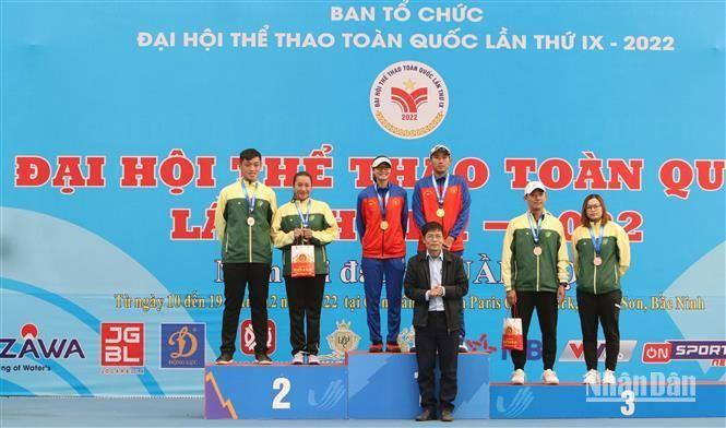 Ban Tổ chức trao Huy chương cho các vận động viên nội dung đôi nam nữ.