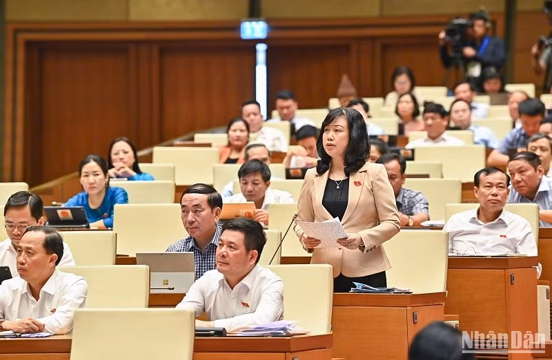 Bộ trưởng Y tế Đào Hồng Lan làm rõ một số nội dung đại biểu Quốc hội nêu trong phiên họp chiều 31/5. (Ảnh: DUY LINH)