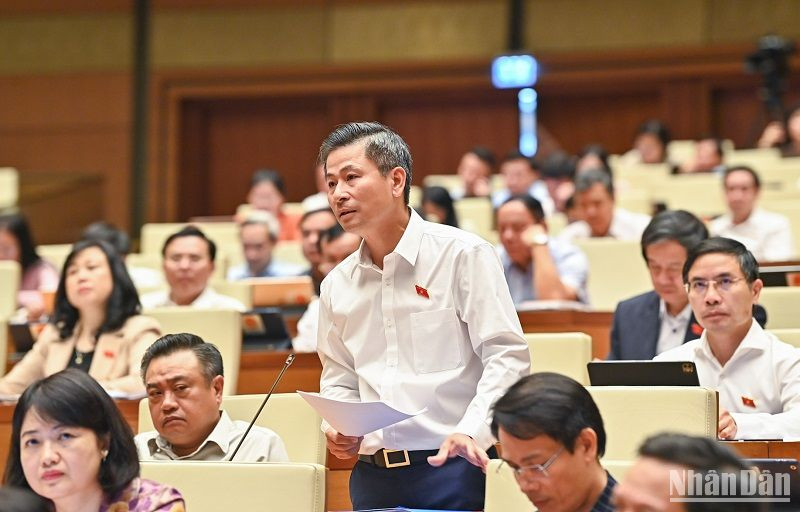 Đại biểu Nguyễn Phi Thường (đoàn Hà Nội) góp ý kiến về phát triển đô thị theo định hướng giao thông công cộng (TOD). (Ảnh: DUY LINH)