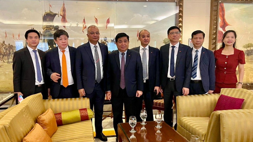 Bộ trưởng Kế hoạch và Đầu tư Nguyễn Chí Dũng chụp ảnh cùng các đại biểu tại cuộc làm việc với lãnh đạo Tập đoàn Adani (Ấn Độ).