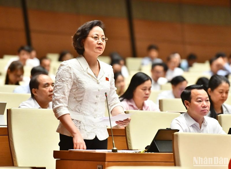 Bộ trưởng Nội vụ Phạm Thị Thanh Trà phát biểu giải trình một số nội dung các đại biểu quan tâm trong phiên họp chiều 29/5. (Ảnh: ĐĂNG KHOA)