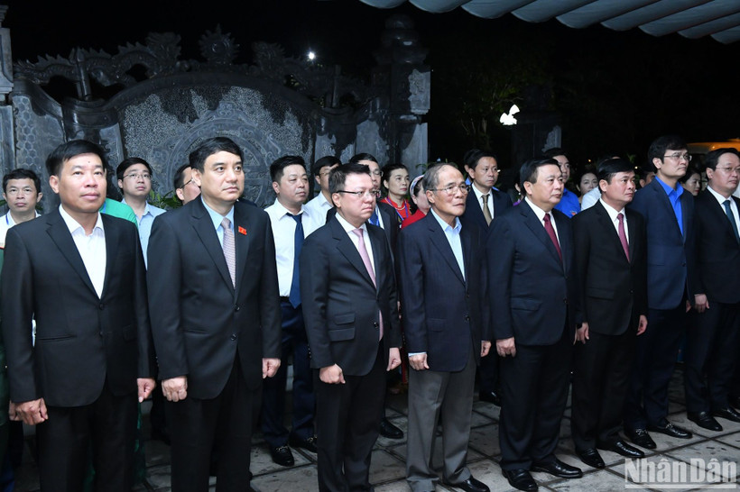 Các đồng chí lãnh đạo, nguyên lãnh đạo Đảng, Nhà nước và các đại biểu dâng hương tưởng niệm, tri ân các anh hùng liệt sĩ.