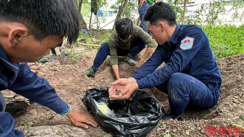 Với những người làm nhiệm vụ đặc biệt trên đất bạn Campuchia, tìm thấy đồng đội là khoảnh khắc đáng quý nhất. (Nguồn: Đội K93)
