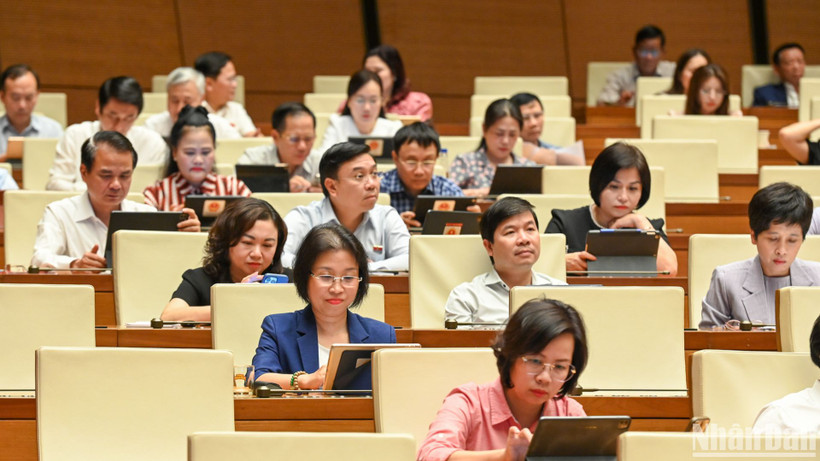 Các đại biểu Quốc hội dự phiên thảo luận ở hội trường tại Kỳ họp thứ 9, Quốc hội khóa XV. (Ảnh: BÙI GIANG)