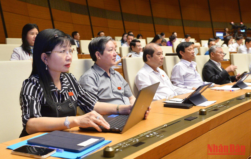 Các đại biểu Quốc hội thảo luận ở hội trường về dự án Luật Giá (sửa đổi) chiều 11/11. Ảnh: THỦY NGUYÊN