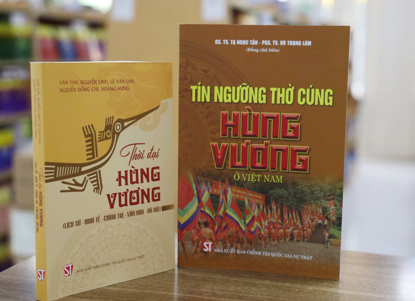 Hai cuốn sách "Thời đại Hùng Vương (Lịch sử, kinh tế, chính trị, văn hóa, xã hội)" và "Tín ngưỡng thờ cúng Hùng Vương".