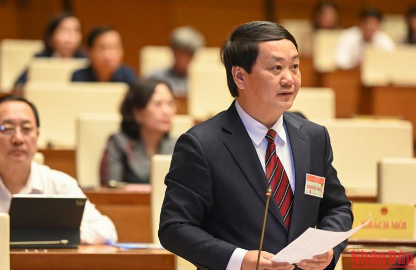 Bộ trưởng, Chủ nhiệm Ủy ban Dân tộc Hầu A Lềnh giải trình, làm rõ một số vấn đề đại biểu Quốc hội nêu trong phiên họp sáng 28/10. (Ảnh: DUY LINH)