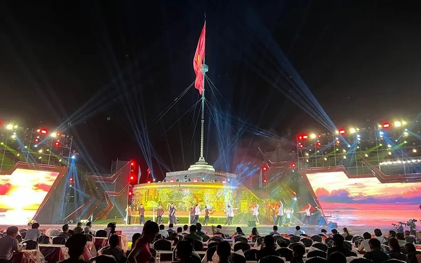 Tổng duyệt Cầu truyền hình "Vang mãi khúc khải hoàn" tại điểm cầu Quảng Trị, tối 26/4.