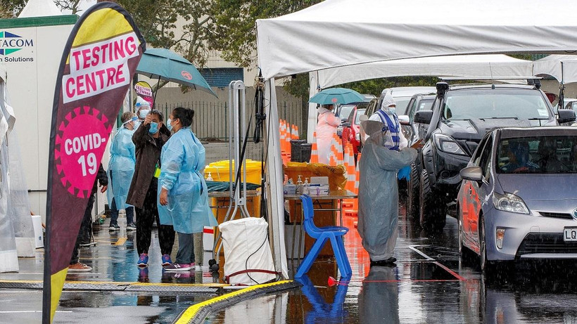 Các phương tiện xếp hàng tại điểm xét nghiệm Covid-19 ở Auckland, New Zealand. (Ảnh: AFP/TTXVN)
