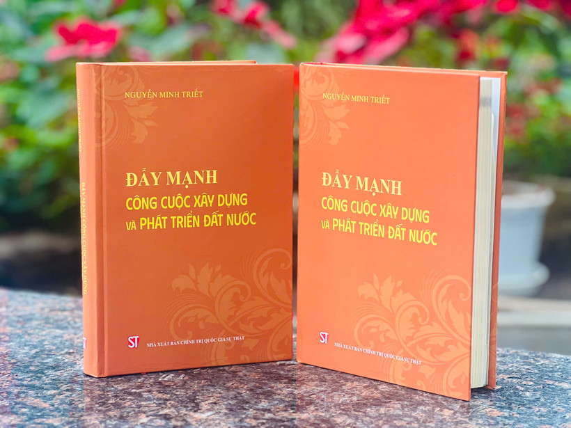 Cuốn sách "Đẩy mạnh công cuộc xây dựng và phát triển đất nước" tuyển chọn hơn 70 bài viết, bài phát biểu, thư của nguyên Chủ tịch nước Nguyễn Minh Triết từ năm 2000 đến năm 2010.