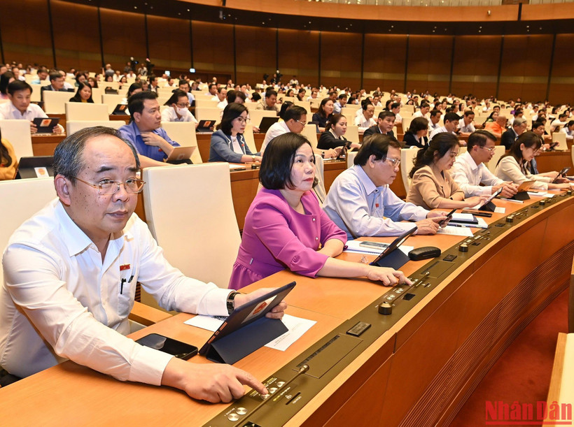 Quốc hội biểu quyết thông qua Luật sửa đổi, bổ sung một số điều của Luật Tần số vô tuyến điện. Ảnh: ĐĂNG KHOA