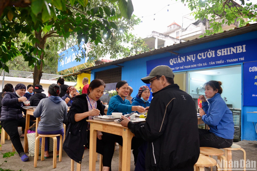 Quán Nụ cười Shinbi luôn đông khách mỗi khi mở cửa.