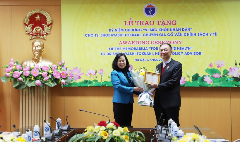 Bộ trưởng Y tế Đào Hồng Lan trao Kỷ niệm chương "Vì sức khỏe nhân dân" cho Tiến sĩ Shobayashi Tokuaki.