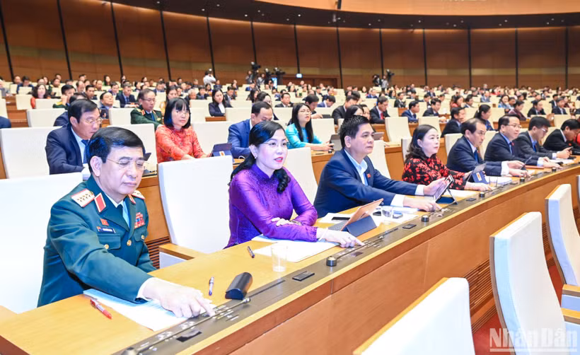 Các đại biểu Quốc hội biểu quyết thông qua Nghị quyết về việc áp dụng thuế thu nhập doanh nghiệp bổ sung theo quy định chống xói mòn cơ sở thuế toàn cầu. (Ảnh: DUY LINH)