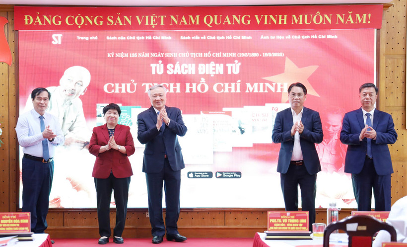 Phó Thủ tướng Thường trực Chính phủ Nguyễn Hòa Bình cùng các đại biểu thực hiện nghi thức ra mắt "Tủ sách điện tử Chủ tịch Hồ Chí Minh" tại Nhà xuất bản Chính trị quốc gia Sự thật. 