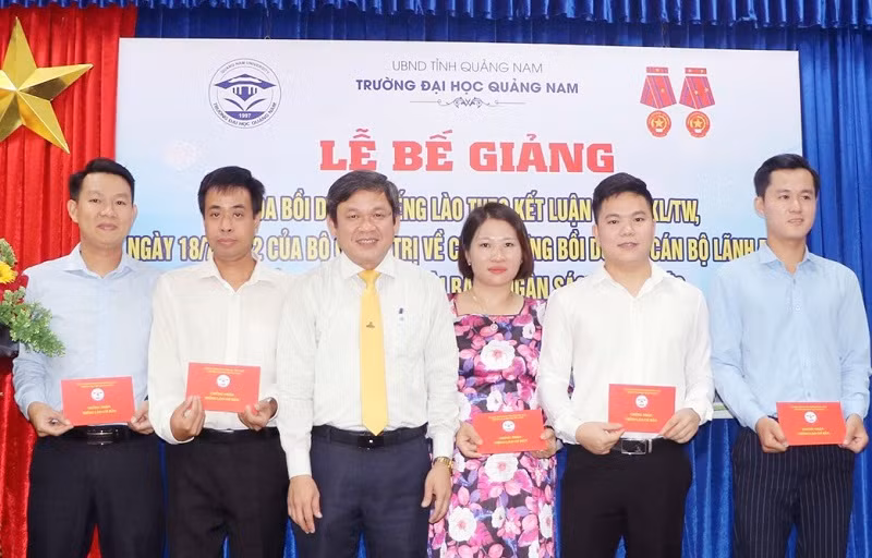 Hiệu trưởng Trường Đại học Quảng Nam Huỳnh Trọng Dương trao chứng nhận cho học viên.
