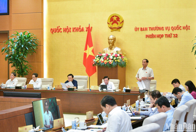 Phó Chủ tịch Quốc hội Trần Quang Phương phát biểu tại phiên họp sáng 16/4. (Ảnh: DUY LINH)
