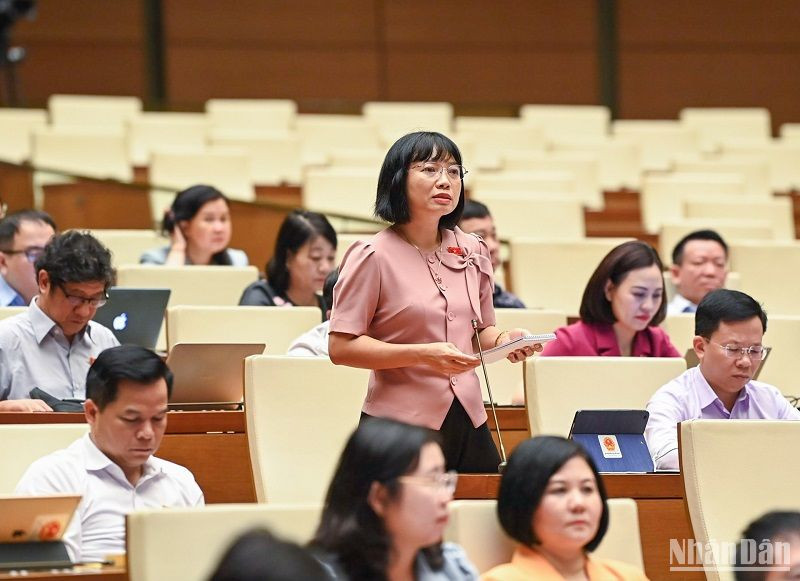 Đại biểu Quốc hội Nguyễn Thị Việt Nga (đoàn Hải Dương) cho ý kiến vào dự thảo Luật Kinh doanh bất động sản (sửa đổi). (Ảnh: DUY LINH) 