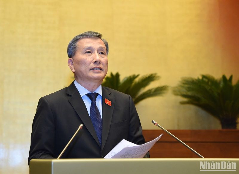 Chủ nhiệm Ủy ban Khoa học, Công nghệ và Môi trường Lê Quang Huy báo cáo một số vấn đề lớn trong giải trình, tiếp thu, chỉnh lý dự thảo Luật Tài nguyên nước (sửa đổi). (Ảnh: DUY LINH)