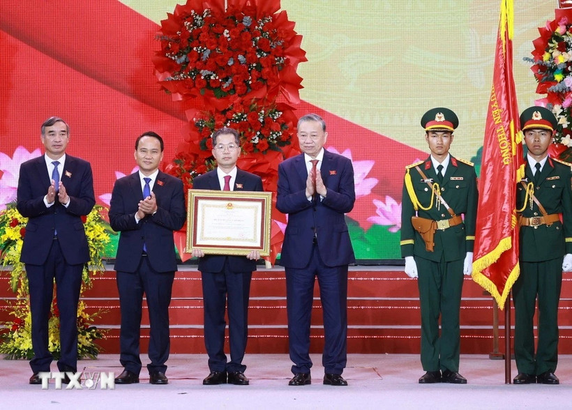 Tổng Bí thư Tô Lâm trao Huân chương Lao động hạng Nhất cho Đảng bộ, chính quyền và nhân dân thành phố Đà Nẵng. (Ảnh: TTXVN) 