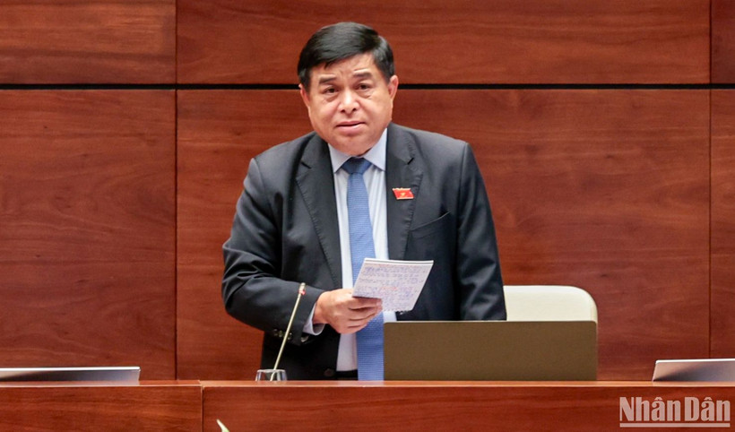 Bộ trưởng Kế hoạch và Đầu tư Nguyễn Chí Dũng phát biểu giải trình, làm rõ một số vấn đề đại biểu Quốc hội nêu trong phiên thảo luận chiều 25/5. (Ảnh: DUY LINH)