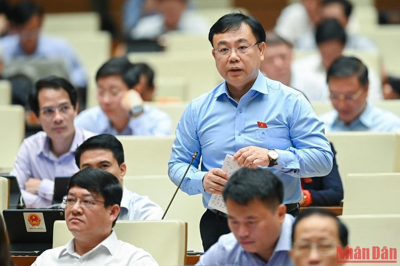 Đại biểu Nguyễn Công Long (đoàn Đồng Nai) góp ý kiến vào dự án Luật Khám bệnh, chữa bệnh (sửa đổi). Ảnh: THỦY NGUYÊN