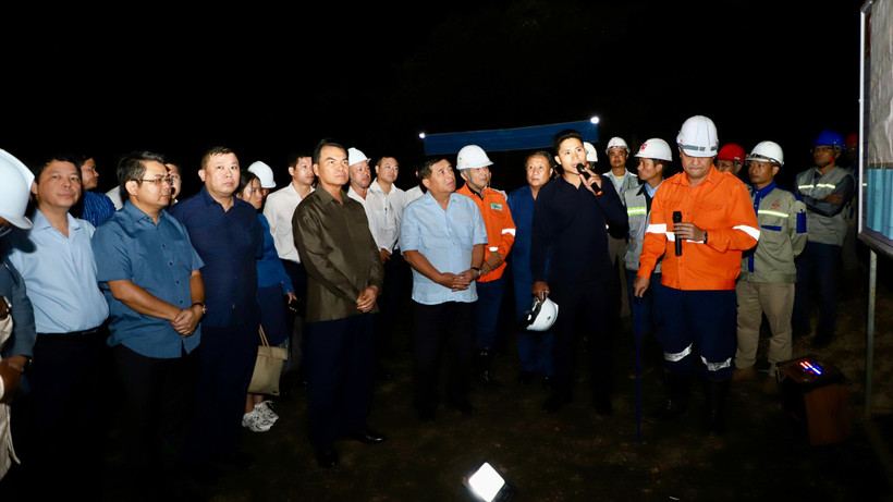 Bộ trưởng Nguyễn Chí Dũng thăm dự án Tổ hợp khai thác mỏ bauxit và chế biến Alumin của Tập đoàn Việt Phương tại huyện Dak Cheung, tỉnh Sekong, cùng đi có Bộ trưởng Kế hoạch và Đầu tư Lào Phet Phomphiphak. (Ảnh: MPI)