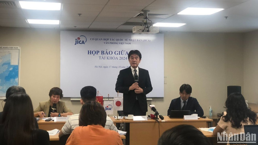 Ông Sugano Yuichi, Trưởng Đại diện JICA tại Việt Nam, chia sẻ tại họp báo. 