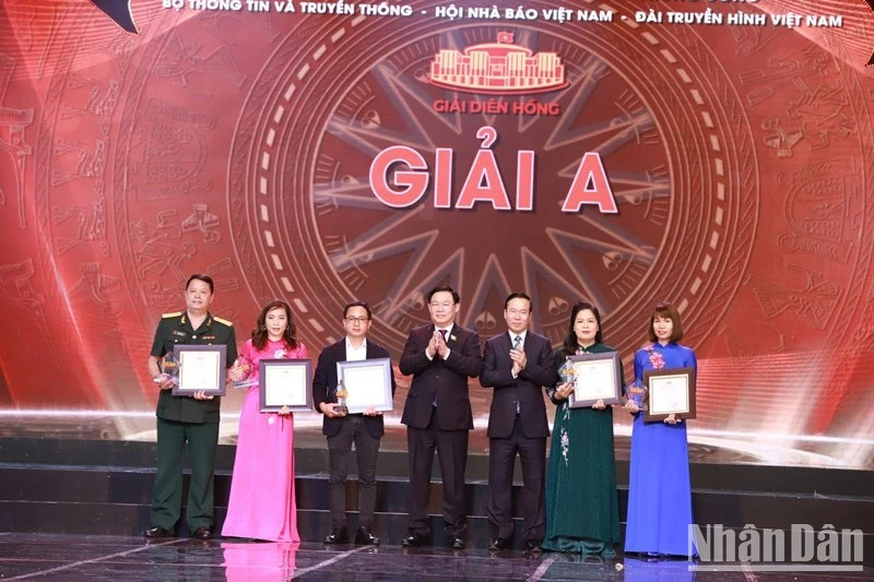 Chủ tịch nước Võ Văn Thưởng và Chủ tịch Quốc hội Vương Đình Huệ trao giải A cho các tác giả tại Giải Diên Hồng lần thứ nhất - năm 2023. (Ảnh: HOÀI NAM)