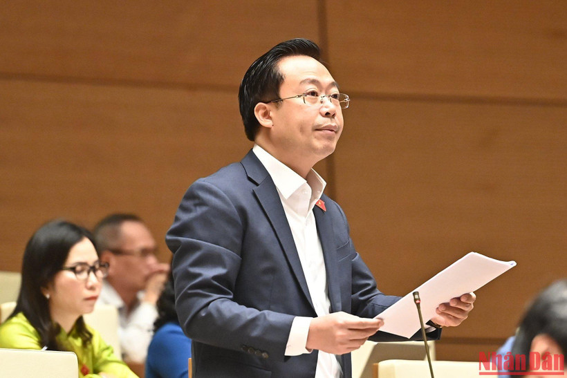 Đại biểu Nguyễn Đại Thắng (đoàn Hưng Yên) tham gia ý kiến thảo luận tại hội trường sáng 27/10. Ảnh: ĐĂNG KHOA