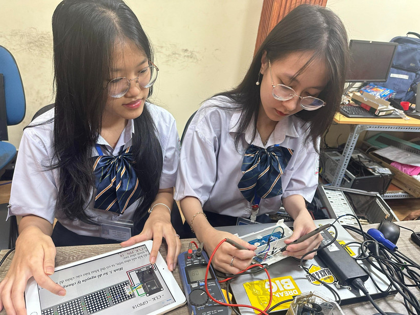 Nhóm tác giả trong quá trình hoàn thiện chiếc đồng hồ.