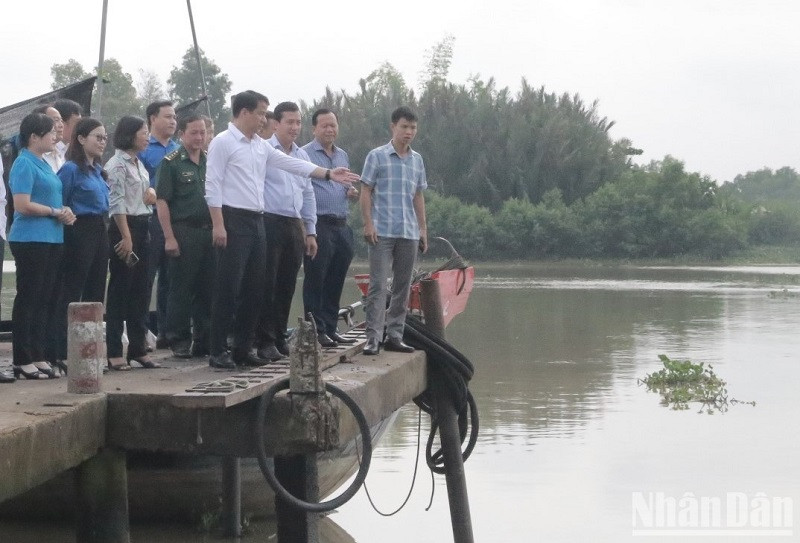 Đoàn Công tác Ban Chỉ đạo Quốc gia về Phòng, chống thiên tai khảo sát khu vực sạt lở tại thị trấn huyện Cần Giuộc.