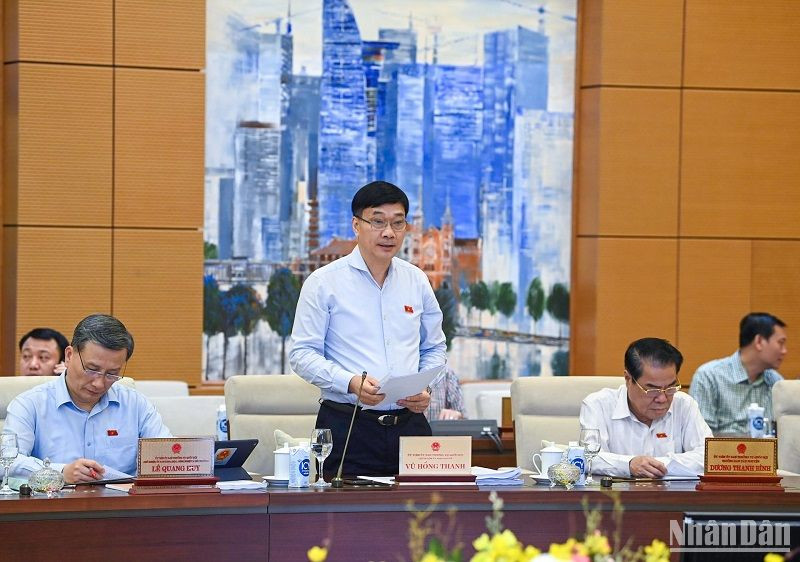 Chủ nhiệm Ủy ban Kinh tế của Quốc hội Vũ Hồng Thanh trình bày báo cáo giải trình, tiếp thu, chỉnh lý dự án Luật Đất đai (sửa đổi) trong phiên họp sáng 25/8. (Ảnh: DUY LINH)