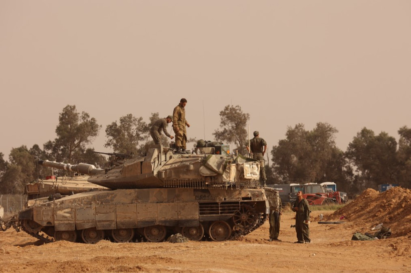 Binh sĩ và xe quân sự Israel được triển khai gần biên giới với Dải Gaza ngày 27/5/2024. (Ảnh: THX/TTXVN)