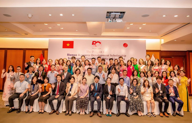 Học viên JDS chụp ảnh lưu niệm cùng các đại biểu/khách mời tại Lễ chia tay học viên JDS 2022.