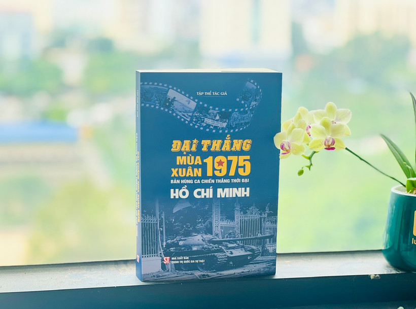 Cuốn sách "Đại thắng mùa Xuân 1975 - Bản hùng ca chiến thắng thời đại Hồ Chí Minh".