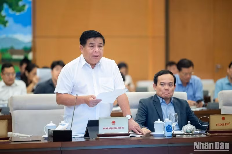 Bộ trưởng Kế hoạch và Đầu tư Nguyễn Chí Dũng trình bày Tờ trình của Chính phủ trong phiên họp sáng 13/10. (Ảnh: DUY LINH)