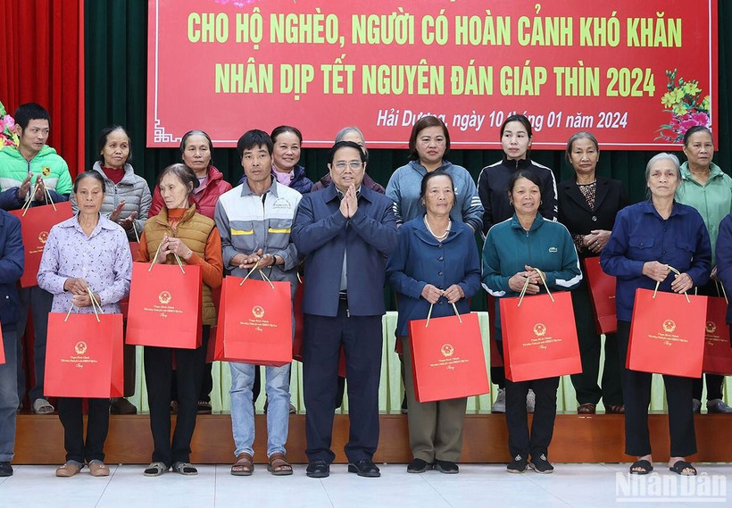 Thủ tướng Phạm Minh Chính tặng quà hộ nghèo, người có hoàn cảnh khó khăn trên địa bàn thành phố Chí Linh, tỉnh Hải Dương nhân dịp Tết Giáp Thìn 2024. (Ảnh: TRẦN HẢI)