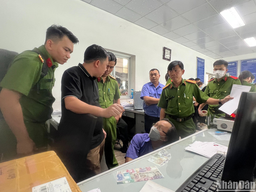 Lực lượng công an khám xét dây chuyền Trung tâm đăng kiểm.