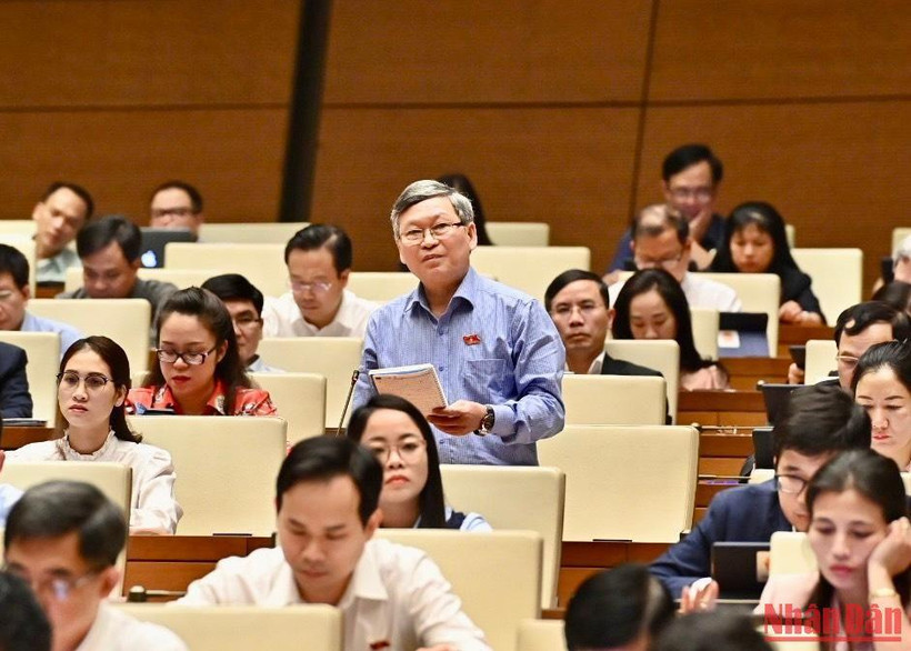 Đại biểu Tô Văn Tám (đoàn Kon Tum) góp ý kiến vào dự án Luật Phòng, chống bạo lực gia đình (sửa đổi) trong phiên họp ở hội trường chiều 26/10. (Ảnh: ĐĂNG KHOA)