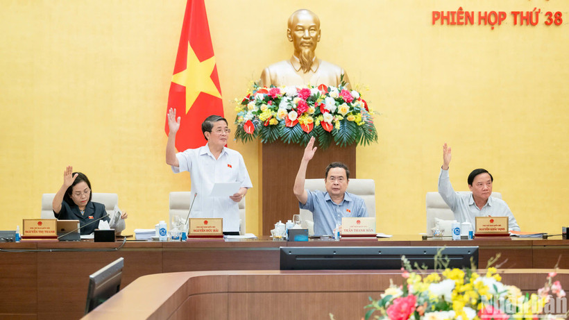 100% Ủy viên Ủy ban Thường vụ Quốc hội nhất trí với việc điều chỉnh kế hoạch đầu tư công nguồn ngân sách trung ương năm 2024. (Ảnh: DUY LINH)