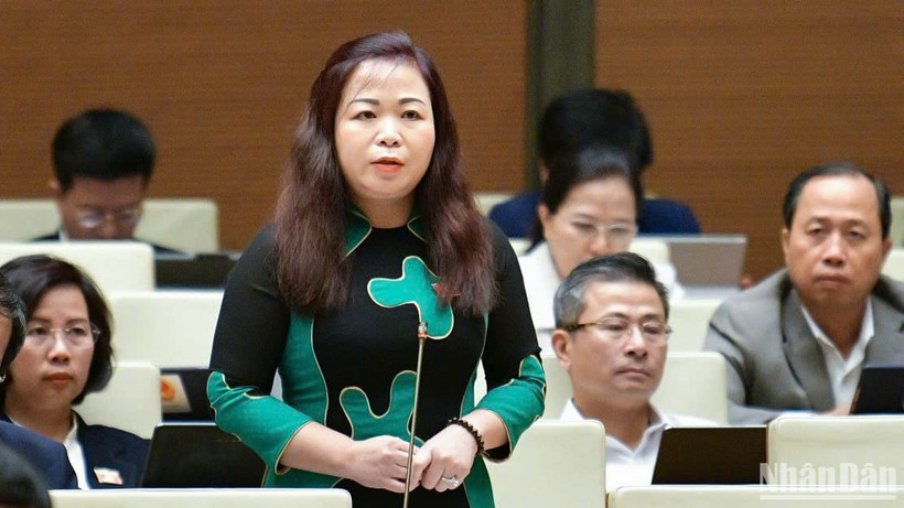 Đại biểu Vũ Thị Lưu Mai (đoàn Hà Nội) phát biểu tại hội trường ngày 4/11. (Ảnh: DUY LINH)