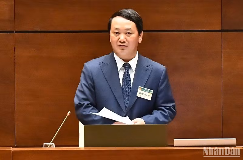 Bộ trưởng, Chủ nhiệm Ủy ban Dân tộc Hầu A Lềnh trả lời chất vấn của đại biểu Quốc hội chiều 6/6. (Ảnh: ĐĂNG KHOA)