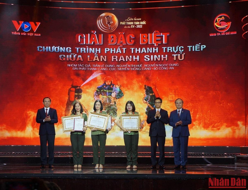 Trao giải Đặc biệt cho nhóm tác giả thực hiện tác phẩm “Giữa làn ranh sinh tử” của đơn vị Phát thanh Công an nhân dân.