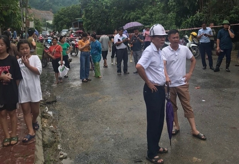 Cán bộ Phòng Điều độ - Công ty Điện lực Lào Cai kịp thời có mặt tại hiện trường nắm bắt tình hình cung cấp điện.