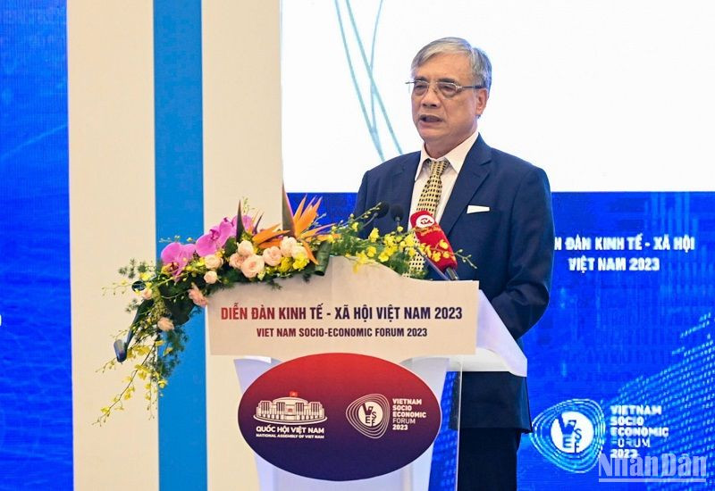 PGS, TS Trần Đình Thiên, nguyên Viện trưởng Viện Kinh tế Việt Nam trình bày tham luận. (Ảnh: DUY LINH)
